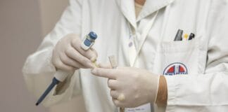 Kiedy warto zainwestować w powłokę antyrefleksyjną