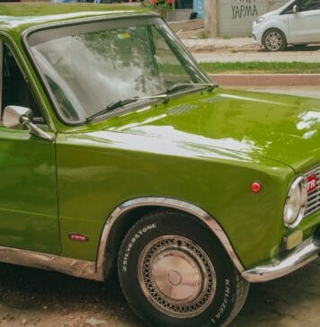 Jak rozpocząć przygodę z motoryzacją retro w Polsce: przewodnik po klasykach PRL, renowacji i pierwszych zlotach Zielony wypolerowany klasyk PRL zaparkowany przy miejskiej ulicy