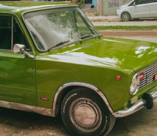 Jak rozpocząć przygodę z motoryzacją retro w Polsce: przewodnik po klasykach PRL, renowacji i pierwszych zlotach Zielony wypolerowany klasyk PRL zaparkowany przy miejskiej ulicy