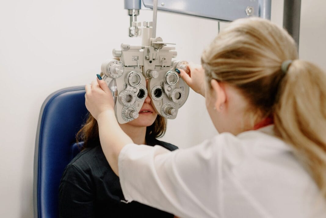 Okulista czy optometrysta? Do kogo udać się na badanie w zależności od objawów Okulista czy optometrysta? Do kogo udać się na badanie w zależności od objawów