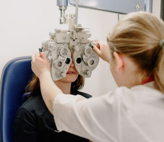 Okulista czy optometrysta? Do kogo udać się na badanie w zależności od objawów Okulista czy optometrysta? Do kogo udać się na badanie w zależności od objawów