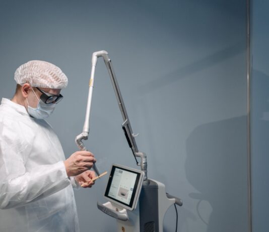Laseroterapia SLT w jaskrze – przebieg zabiegu, kwalifikacja i bezpieczeństwo Laseroterapia SLT w jaskrze – przebieg zabiegu, kwalifikacja i bezpieczeństwo